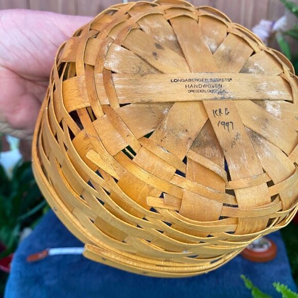 Circular basket with plastic insert and leather handles by Longaberger - Picture 9 of 9